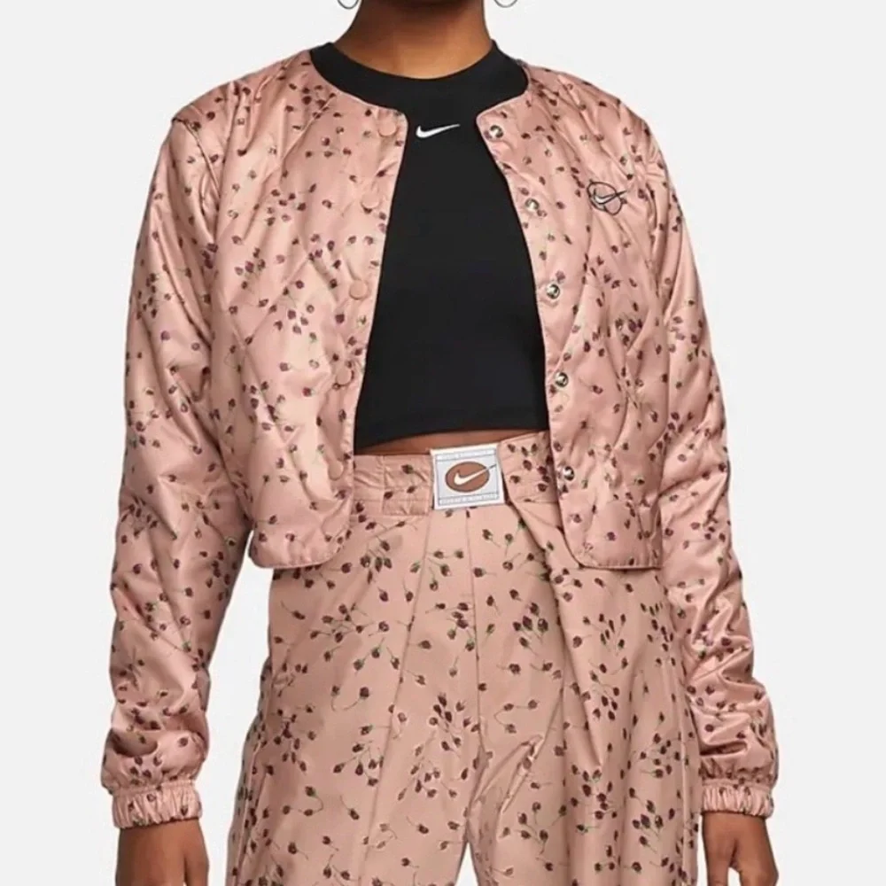 NIKE Rose Whisper Sportswear Icon Clash Woven Quilt Button Up Jacket‎ Size Small